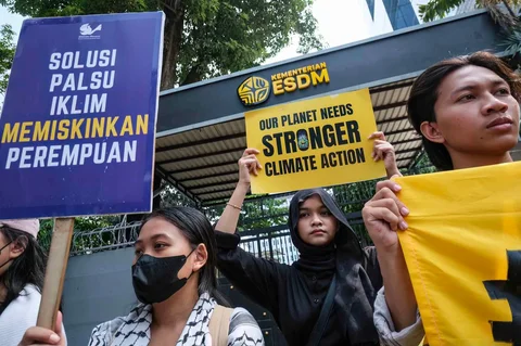 Aktivis lingkungan menggelar demonstrasi mendesak pemerintah Indonesia untuk menunjukkan komitmen terhadap transisi dari bahan bakar fosil di depan kantor Kementerian Energi dan Sumber Daya Mineral (ESDM) di Jakarta, Rabu (22/04/2026).