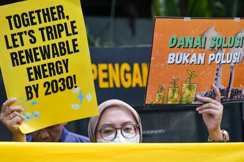 Aktivis lingkungan menggelar demonstrasi mendesak pemerintah Indonesia untuk menunjukkan komitmen terhadap transisi dari bahan bakar fosil di depan kantor Kementerian Energi dan Sumber Daya Mineral (ESDM) di Jakarta, Rabu (22/04/2026).