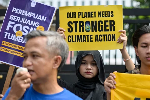 Aktivis lingkungan menggelar demonstrasi mendesak pemerintah Indonesia untuk menunjukkan komitmen terhadap transisi dari bahan bakar fosil di depan kantor Kementerian Energi dan Sumber Daya Mineral (ESDM) di Jakarta, Rabu (22/04/2026).