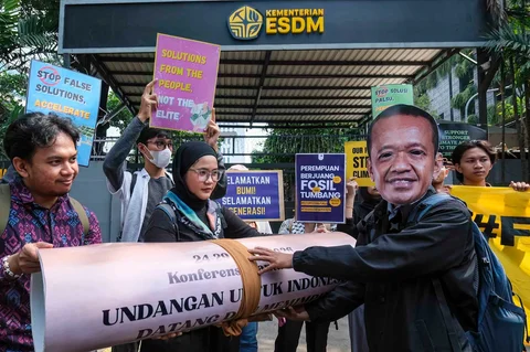 Aktivis lingkungan menggelar demonstrasi mendesak pemerintah Indonesia untuk menunjukkan komitmen terhadap transisi dari bahan bakar fosil di depan kantor Kementerian Energi dan Sumber Daya Mineral (ESDM) di Jakarta, Rabu (22/04/2026).