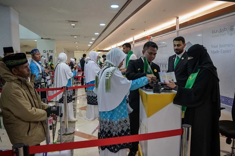 Jamaah calon haji antre melapor diri di Makkah Route Terminal 1 Bandara Internasional Juanda Surabaya di Sidoarjo, Jawa Timur, Rabu (22/4/2026).