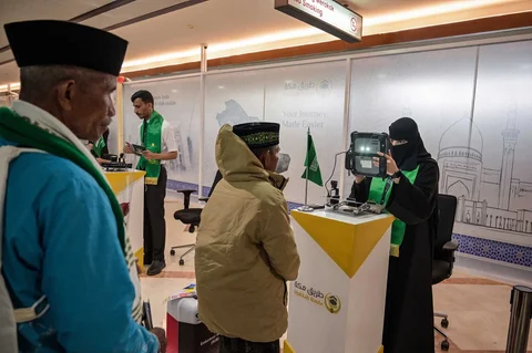 Jamaah calon haji antre melapor diri di Makkah Route Terminal 1 Bandara Internasional Juanda Surabaya di Sidoarjo, Jawa Timur, Rabu (22/4/2026).