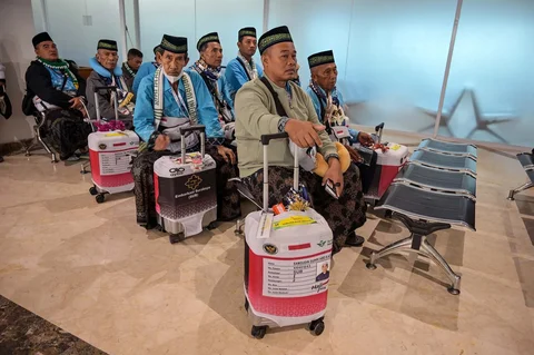 Jamaah calon haji menunggu keberangkatan pesawat di Terminal 1 Bandara Internasional Juanda Surabaya di Sidoarjo, Jawa Timur, Rabu (22/4/2026).