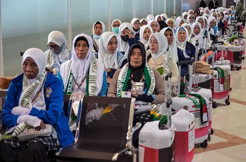 Jamaah calon haji menunggu keberangkatan pesawat di Terminal 1 Bandara Internasional Juanda Surabaya di Sidoarjo, Jawa Timur, Rabu (22/4/2026).