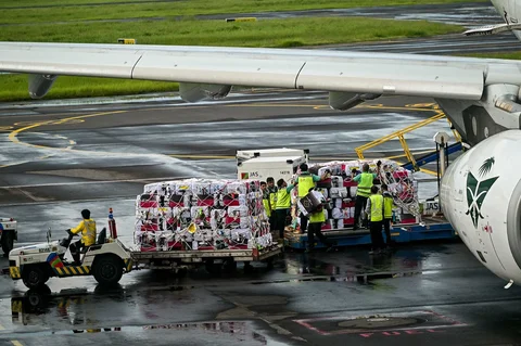 Barang-barang milik jemaah haji dimasukkan ke dalam pesawat di Terminal 1 Bandara Internasional Juanda Surabaya di Sidoarjo, Jawa Timur, Rabu (22/4/2026).