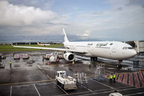 Pesawat  yang membawa jemaah haji di Terminal 1 Bandara Internasional Juanda Surabaya di Sidoarjo, Jawa Timur, Rabu (22/4/2026).