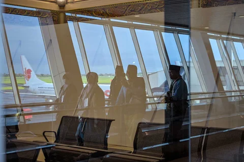Para jemaah calon haji berjalan menuju gerbang keberangkatan pesawat di Terminal 1 Bandara Internasional Juanda Surabaya di Sidoarjo, Jawa Timur, Rabu (22/4/2026).