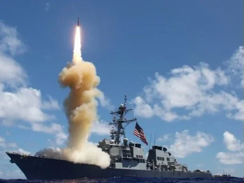 Kapal angkatan Laut AS menembakkan rudal.