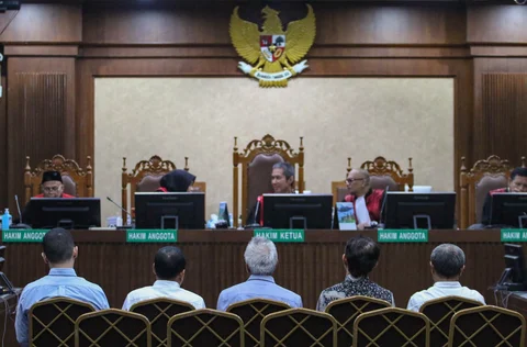 Lima terdakwa kasus dugaan korupsi tata kelola minyak mentah dan produk kilang pada PT Pertamina Subholding dan Kontraktor Kontrak Kerja Sama (KKKS) tahun 2018-2023 menjalani sidang tuntutan di Pengadilan Tipikor, Jakarta, Rabu (22/4/2026).