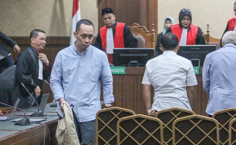 Terdakwa kasus dugaan korupsi tata kelola minyak mentah dan produk kilang pada PT Pertamina Subholding dan Kontraktor Kontrak Kerja Sama (KKKS) tahun 2018-2023 Indra Putra usai menjalani sidang tuntutan di Pengadilan Tipikor, Jakarta, Rabu (22/4/2026).