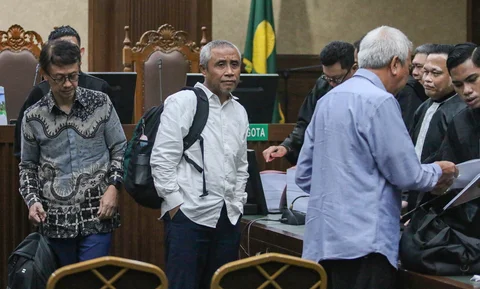 Terdakwa kasus dugaan korupsi tata kelola minyak mentah dan produk kilang pada PT Pertamina Subholding dan Kontraktor Kontrak Kerja Sama (KKKS) tahun 2018-2023, Hasto Wibowo usai menjalani sidang tuntutan di Pengadilan Tipikor, Jakarta, Rabu (22/4/2026).