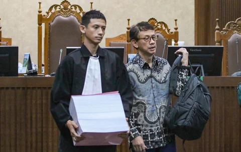 Terdakwa kasus dugaan korupsi tata kelola minyak mentah dan produk kilang pada PT Pertamina Subholding dan Kontraktor Kontrak Kerja Sama (KKKS) tahun 2018-2023 Toto Nugroho usai menjalani sidang tuntutan di Pengadilan Tipikor, Jakarta, Rabu (22/4/2026).