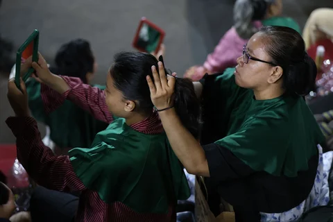 Peserta mengikuti workshop mengenal gelung Nusantara di Galeri Indonesia Kaya, Jakarta, Rabu (22/04/2026) malam.