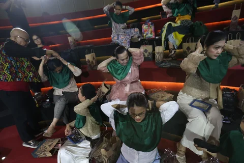 Peserta mengikuti workshop mengenal gelung Nusantara di Galeri Indonesia Kaya, Jakarta, Rabu (22/04/2026) malam.