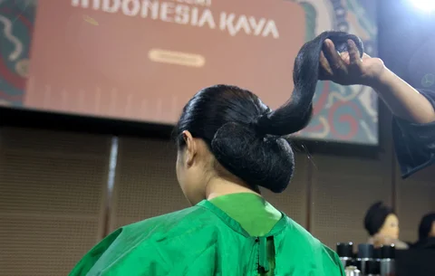 Peserta mengikuti workshop mengenal gelung Nusantara di Galeri Indonesia Kaya, Jakarta, Rabu (22/04/2026) malam.
