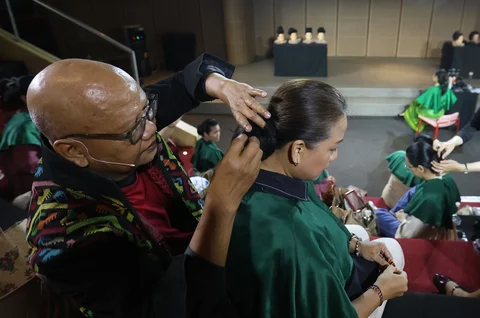Peserta mengikuti workshop mengenal gelung Nusantara di Galeri Indonesia Kaya, Jakarta, Rabu (22/04/2026) malam.