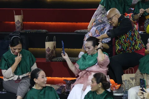 Peserta mengikuti workshop mengenal gelung Nusantara di Galeri Indonesia Kaya, Jakarta, Rabu (22/04/2026) malam.