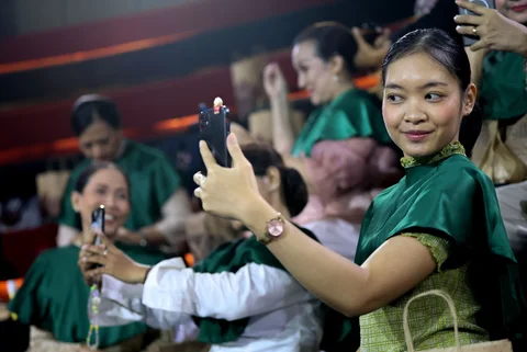 Peserta mengikuti workshop mengenal gelung Nusantara di Galeri Indonesia Kaya, Jakarta, Rabu (22/04/2026) malam.