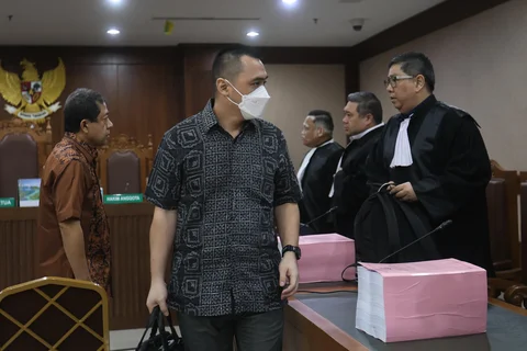 Terdakwa kasus dugaan korupsi tata kelola minyak mentah dan produk kilang pada PT Pertamina Subholding dan Kontraktor Kontrak Kerja Sama (KKKS)  tahun 2018-2023 Martin Hendra (depan) dan Alfian Nasution saat mengikuti sidang tuntutan  di Pengadilan Tipikor, Jakarta Pusat, Kamis (23/04/2029).