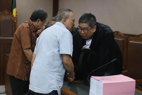 Terdakwa kasus dugaan korupsi tata kelola minyak mentah dan produk kilang pada PT Pertamina Subholding dan Kontraktor Kontrak Kerja Sama (KKKS)  tahun 2018-2023 Hanung Budya dan Alfian Nasution  saat mengikuti sidang tuntutan  di Pengadilan Tipikor, Jakarta Pusat, Kamis (23/04/2029).