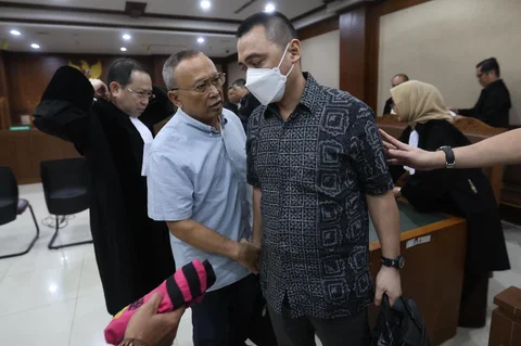 Terdakwa kasus dugaan korupsi tata kelola minyak mentah dan produk kilang pada PT Pertamina Subholding dan Kontraktor Kontrak Kerja Sama (KKKS)  tahun 2018-2023 Hanung Budya dan Martin Hendra  saat mengikuti sidang tuntutan  di Pengadilan Tipikor, Jakarta Pusat, Kamis (23/04/2029).