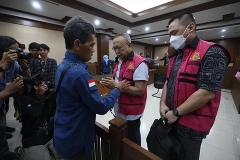 Terdakwa kasus dugaan korupsi tata kelola minyak mentah dan produk kilang pada PT Pertamina Subholding dan Kontraktor Kontrak Kerja Sama (KKKS)  tahun 2018-2023 Hanung Budya dan Martin Hendra  usai mengikuti sidang tuntutan  di Pengadilan Tipikor, Jakarta Pusat, Kamis (23/04/2029).