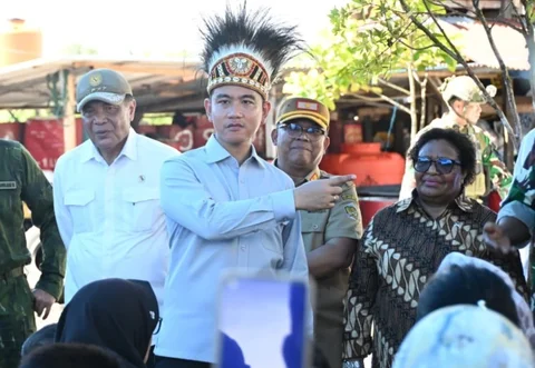 Wamendagri Ribka Haluk mendampingi Wapres Gibran Rakabuming Raka kunjungan kerja ke sejumlah wilayah di Tanah Papua