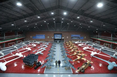 Sejumlah drone ditampilkan  dalam upacara  penyerahan drone baru untuk organisasi tempur Angkatan Darat Iran di lokasi yang dirahasiakan di Iran,  pada 13 Januari 2025.