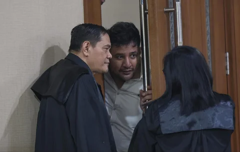 Terdakwa kasus dugaan jual beli narkotika di dalam Rutan Salemba Muhammad Akbar alias Ammar Zoni saat mengikuti sidang putusan di Pengadilan Negeri Jakarta Pusat, Jakarta, Kamis (23/4/2026).