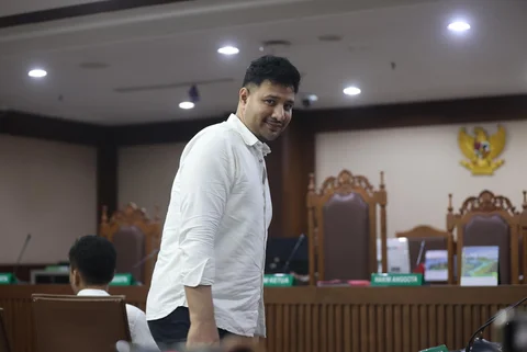 Terdakwa kasus dugaan jual beli narkotika di dalam Rutan Salemba Muhammad Akbar alias Ammar Zoni saat mengikuti sidang putusan di Pengadilan Negeri Jakarta Pusat, Jakarta, Kamis (23/4/2026).