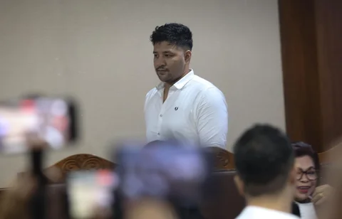 Terdakwa kasus dugaan jual beli narkotika di dalam Rutan Salemba Muhammad Akbar alias Ammar Zoni saat mengikuti sidang putusan di Pengadilan Negeri Jakarta Pusat, Jakarta, Kamis (23/4/2026).