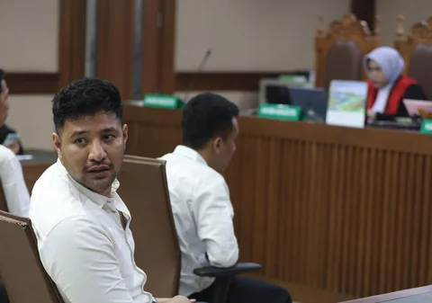 Terdakwa kasus dugaan jual beli narkotika di dalam Rutan Salemba Muhammad Akbar alias Ammar Zoni saat mengikuti sidang putusan di Pengadilan Negeri Jakarta Pusat, Jakarta, Kamis (23/4/2026).