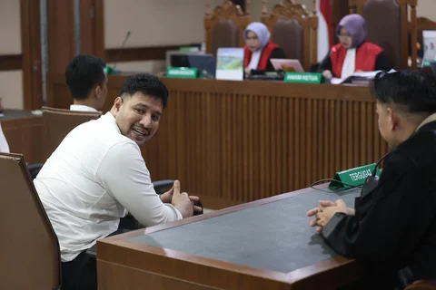 Terdakwa kasus dugaan jual beli narkotika di dalam Rutan Salemba Muhammad Akbar alias Ammar Zoni saat mengikuti sidang putusan di Pengadilan Negeri Jakarta Pusat, Jakarta, Kamis (23/4/2026).