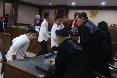 Terdakwa kasus dugaan jual beli narkotika di dalam Rutan Salemba Muhammad Akbar alias Ammar Zoni saat mengikuti sidang putusan di Pengadilan Negeri Jakarta Pusat, Jakarta, Kamis (23/4/2026).