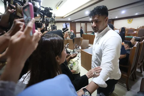 Terdakwa kasus dugaan jual beli narkotika di dalam Rutan Salemba Muhammad Akbar alias Ammar Zoni usai mengikuti sidang putusan di Pengadilan Negeri Jakarta Pusat, Jakarta, Kamis (23/4/2026).