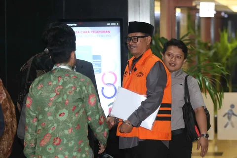 Wali Kota Madiun nonaktif, Maidi, berjalan keluar meninggalkan Gedung Merah Putih Komisi Pemberantasan Korupsi (KPK) usai menjalani pemeriksaan lanjutan, Jakarta, Kamis (23/4/2026).