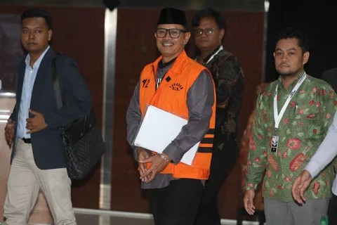 Wali Kota Madiun nonaktif, Maidi, berjalan keluar meninggalkan Gedung Merah Putih Komisi Pemberantasan Korupsi (KPK) usai menjalani pemeriksaan lanjutan, Jakarta, Kamis (23/4/2026).