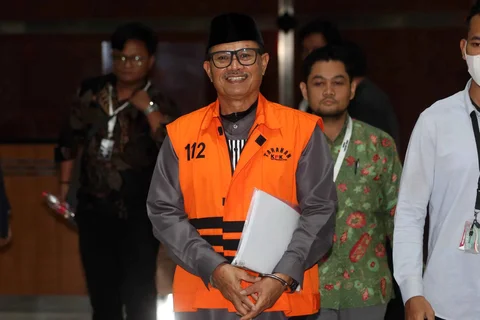Wali Kota Madiun nonaktif, Maidi, berjalan keluar meninggalkan Gedung Merah Putih Komisi Pemberantasan Korupsi (KPK) usai menjalani pemeriksaan lanjutan, Jakarta, Kamis (23/4/2026).