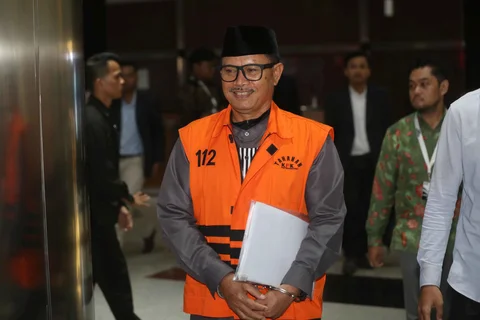 Wali Kota Madiun nonaktif, Maidi, berjalan keluar meninggalkan Gedung Merah Putih Komisi Pemberantasan Korupsi (KPK) usai menjalani pemeriksaan lanjutan, Jakarta, Kamis (23/4/2026).