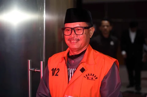 Wali Kota Madiun nonaktif, Maidi, berjalan keluar meninggalkan Gedung Merah Putih Komisi Pemberantasan Korupsi (KPK) usai menjalani pemeriksaan lanjutan, Jakarta, Kamis (23/4/2026).