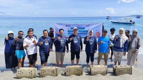 Telkom menyelenggarakan program konservasi lingkungan melalui penanaman 10.000 mangrove dan transplantasi 2.000 terumbu karang di Pantai Pandanan.