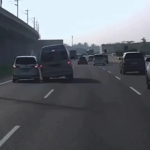 Tangkapan layar video saat travel ugal-ugalan melaju di Tol Padaleunyi