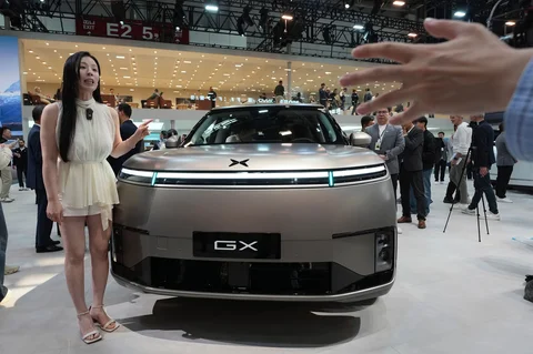 Pengunjung  berdiri di dekat mobil XPENG GX di Pameran Otomotif Beijing di Beijing, Jumat (24/04/2026).
