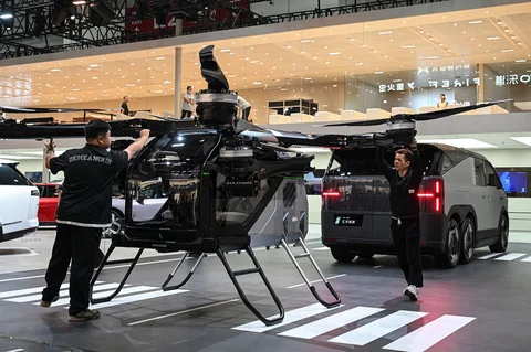 Para staf memeriksa mobil terbang listrik &ldquo;Land Aircraft Carrier&rdquo; buatan Aridgat, anak perusahaan Xpeng, di Pameran Otomotif Beijing di Beijing, Jumat (24/04/2026).