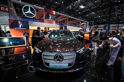 Sebuah model mobil SUV Mercedes Benz GLC dipamerkan di Pameran Otomotif Beijing di Beijing, Jumat (24/04/2026).