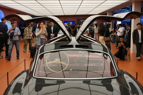 Para pengunjung mengunjungi salah satu  stan di Pameran Otomotif Beijing di Beijing, Jumat (24/04/2026).