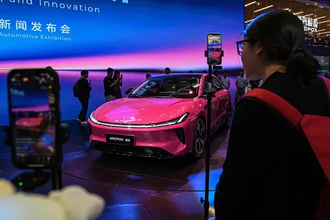 Sebuah model mobil Arcfox S3 buatan pabrikan mobil Tiongkok BAIC dipamerkan di Pameran Otomotif Beijing di Beijing, Jumat (24/04/2026).