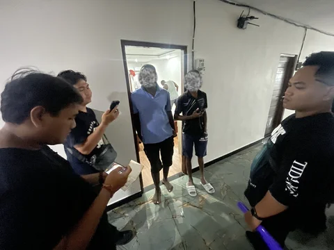 Tiga Warga Negara Asing (WNA) asal Ghana, saat diamankan oleh petugas Imigrasi Denpasar, Jumat (24/4).
