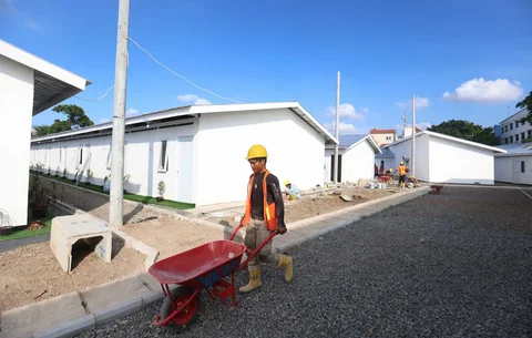 Pekerja menyelesaikan  proyek pembangunan rumah layak huni, di kawaasan Kramat Raya,  Jakarta, Jumat (24/4/2026). \