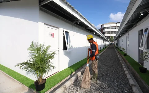 Pekerja menyelesaikan  proyek pembangunan rumah layak huni, di kawaasan Kramat Raya,  Jakarta, Jumat (24/4/2026). \